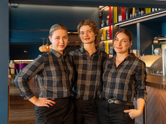 Drei Mitarbeiterinnen des Restaurants Das Blümchen Friedrichshafen im Gastraum – freundliches Service-Team im modernen Ambiente direkt am Bodensee.