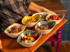 Auswahl an Schwarzwald-Tapas in kleinen Schalen mit regionalen Zutaten im Restaurant Das Blümchen Friedrichshafen – moderne Küche mit Schwarzwald-Einflüssen.