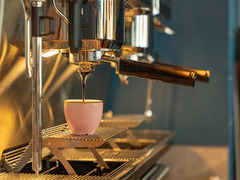 Frisch gebrühter Espresso läuft aus der Siebträgermaschine in eine rosa Tasse im Restaurant Das Blümchen Friedrichshafen – handgemachter Kaffeegenuss am Bodensee.