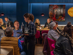 Volles Restaurant Das Blümchen Friedrichshafen mit Gästen bei Tapas und Wein.