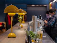 Bartheke mit gelben Lampen und frischen Kräutern im Restaurant Das Blümchen Friedrichshafen.