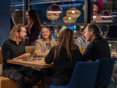 Freunde beim Abendessen mit Tapas und Cocktails im Restaurant Das Blümchen Friedrichshafen.