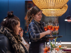 Service serviert Aperol Spritz im Tapas-Restaurant Das Blümchen Friedrichshafen.