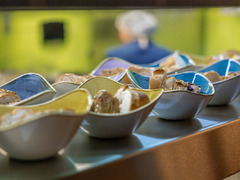 Hausgemachtes Brot in bunten Tapas-Schalen im Restaurant Das Blümchen Friedrichshafen.