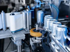 Moderne Abfüllanlage bei LiquidVisions in Endingen bei Freiburg.