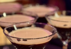 Geschlossene Gesellschaft Elegante Espresso-Martinis in Kristallgläsern – stilvolle Cocktail-Begleitung zum Dinner bei Geschlossene Gesellschaft Hamburg.