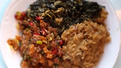 Geschlossene Gesellschaft Hausgemachtes vegetarisches Gericht mit Spinat, Getreide und frischem Gemüse – serviert bei Geschlossene Gesellschaft von Wulf Mey in Hamburg.