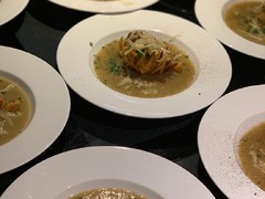 Geschlossene Gesellschaft Raffiniert angerichtete Suppe mit knuspriger Teigkreation, Teil des Fine Dining Menüs bei Geschlossene Gesellschaft Hamburg.