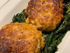 Geschlossene Gesellschaft Knusprig gebratene Gemüse-Bratlinge auf Spinatbett, serviert im Rahmen eines Social Dining Dinners bei Geschlossene Gesellschaft.