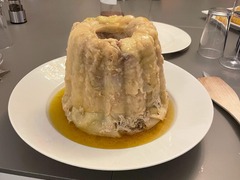 Geschlossene Gesellschaft Traditionelles Schmorgericht in Gugelhupf-Form, serviert als Highlight des Abends bei Geschlossene Gesellschaft von Wulf Mey.