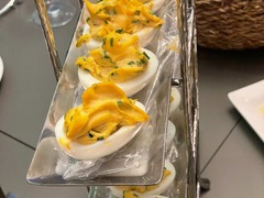 Geschlossene Gesellschaft Klassische gefüllte Eier mit cremiger Füllung und Schnittlauch, serviert als Vorspeise bei Geschlossene Gesellschaft Hamburg.