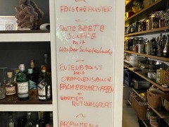 Geschlossene Gesellschaft präsentiert ein handgeschriebenes Menü mit Rote-Bete-Suppe, Entenbrust und weiteren Gängen für ein kulinarisches Erlebnis in Hamburg.