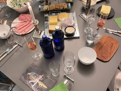 Geschlossene Gesellschaft serviert eine Vorspeisen-Auswahl mit Käse, Eiern, Wraps, Schinken und Salaten, kunstvoll arrangiert in Hamburg.