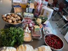 Geschlossene Gesellschaft setzt auf frische Zutaten wie Kartoffeln, Erdbeeren, Spargel und Kräuter für das Fine Dining Menü in Hamburg.