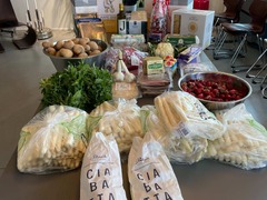 Geschlossene Gesellschaft verwendet hochwertige Produkte wie Spargel, Ciabatta, Gemüse, Käse und Wein für ein exquisites Dinner in Hamburg.