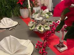 Geschlossene Gesellschaft serviert frische Austern auf Etageren im weihnachtlich dekorierten Raum für ein besonderes Social Dining Erlebnis in Hamburg.