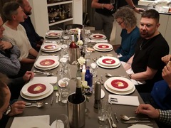 Geschlossene Gesellschaft lädt zu einem stilvollen Dinnerabend ein: Gäste genießen Rote-Bete-Suppe bei Kerzenschein in exklusiver Atmosphäre in Hamburg.