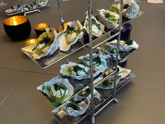 Geschlossene Gesellschaft Frische Austern mit Kräutern, angerichtet auf Etageren – ein Highlight des Social Dining Abends bei Geschlossene Gesellschaft von Wulf Mey.