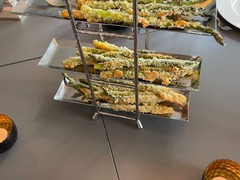 Geschlossene Gesellschaft Knusprig gebackener Spargel mit Parmesan, kreativ serviert bei Geschlossene Gesellschaft Hamburg.