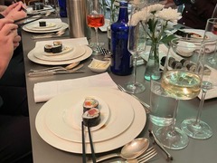 Geschlossene Gesellschaft Sushi-Rollen als elegante Vorspeise, serviert im Rahmen des einzigartigen Social Dining Erlebnisses bei Geschlossene Gesellschaft.