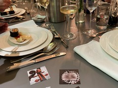 Geschlossene Gesellschaft Geselligkeit und Genuss – Gäste erleben Sushi und erlesene Weine bei Geschlossene Gesellschaft von Wulf Mey in Hamburg.