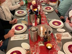 Geschlossene Gesellschaft Feine Rote-Bete-Suppe mit Cremehaube und knusprigem Topping, serviert als Teil des Menüs bei Geschlossene Gesellschaft Hamburg.