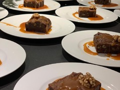 Geschlossene Gesellschaft Saftiger Brownie mit Karamellsoße und Walnuss – der süße Abschluss eines unvergesslichen Abends bei Geschlossene Gesellschaft Hamburg.