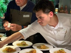 Geschlossene Gesellschaft Aufwendig angerichtetes Hauptgericht mit knusprigem Teigwerk und aromatischer Sauce, serviert bei Geschlossene Gesellschaft von Wulf Mey.