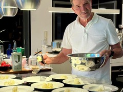 Geschlossene Gesellschaft Gastgeber Wulf Mey persönlich beim Anrichten der Vorspeisen für seine exklusive Marke Geschlossene Gesellschaft in Hamburg.