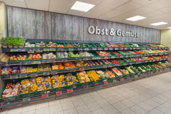 Obst und Gemüse
Eine frische Auswahl beim Obst und Gemüse ist uns sehr wichtig, weshalb bei uns auch jeden Tag angeliefert wird. Hier findest du eine große Vielfalt und saisonal natürlich Leckereien der Jahreszeit, beispielsweise Erdbeeren und Spargel. In