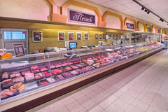 An der Frischetheke wirst du herzlich empfangen. Wir zeigen dir gerne unsere ganze Auswahl an Wurstwaren, Fleisch und Käsespezialitäten, von mild bis würzig. Wir wissen, wo alles herkommt oder wie du es am besten zubereitest – frage uns einfach!