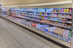 Molkereiprodukte
Genieße eine große Vielfalt an leckeren Produkten aus der Milch. Natürlich gibt es bei uns besten Käse, schmackhaften Joghurt und himmlischen Puddings sowie Desserts. Daneben findest du eine Auswahl aus Milch-Drinks, Kefir, Quark und Schm