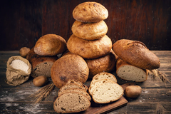 Bäckerei
In unserem Markt findest du vor den Kassen auch eine Bäckerei. Hier kannst du im Innen- und Außenbereich Platz nehmen, um dich zu entspannen. Dabei genießt du vielleicht einen Kaffee (auch to go) und dazu ein leckeres Stück Kuchen oder ein belegt