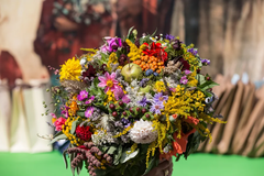 Blumen
Bei uns im Markt erwarten Sie frische und liebevoll gebundene Blumensträuße einer Dorffloristin. Perfekt als Geschenk oder zum Verschönern der vier Wände. Zusätzlich dazu werden noch diverse Topfpflanzen und Schnittblumen angeliefert. Hier findest 