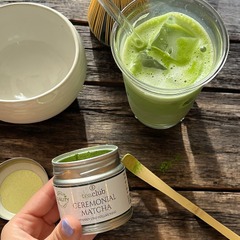 First Flush Ceremonial Grade Matcha aus Japan
Der zeremonielle Matcha ist für den gehobenen Matcha-Genuss und geeignet für eine Japanische Teezeremonie. Die Teeblätter werden 25 bis 30 Tage vor der Ernte zur Qualitätsverbesserung beschattet. Der Matcha be