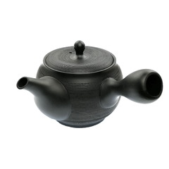 Diese Japanische Einhand-Teekanne (Kyusu) aus dem Töpferort Tokoname, ist von einer kunstvoll eingearbeiteten Oberflächenstruktur gekennzeichnet. Ringförmig legt sich die leicht geriffelte Struktur um den Korpus des Kyusu. Nur der Fuss, der obere Rand und