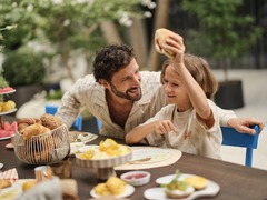 Morgengold bringt frische Brötchen direkt an die Haustür – in zahlreichen Städten und Regionen in Deutschland und Österreich. Ob werktags, an Sonntagen oder an Feiertagen, unser zuverlässiger Brötchenlieferservice sorgt für ein entspanntes Frühstück mit o