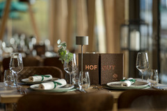 Ein gedeckter Tisch im Hofgut-Restaurant.