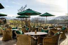 Sonnenterrasse mit Panoramablick auf die Berge des Hofgut-Restaurants.