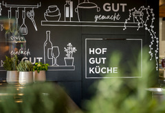 Interior Design des neuen Hofgut-Restaurants mit der offenen Showküche.