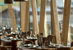 Das Hofgut-Restaurant von innen mit dem Ausblick auf die Allgäuer Berge.