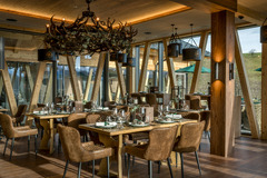 Hofgut-Restaurant mit modernem Design und Ausblick auf die Berge.