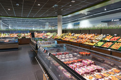 Obst und Gemüse
Frische, Qualität und Nachhaltigkeit stehen bei uns an erster Stelle. In unserer Obst- und Gemüseabteilung findest du täglich eine sorgfältig ausgewählte Vielfalt an saisonalen Highlights wie Erdbeeren, Spargel und frische Kräuter ergänzen