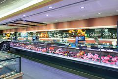 Frischetheke
An unserer Frischetheke erwartet dich eine erlesene Auswahl an Wurst-, Fleisch-, Fisch- und Käsespezialitäten – ergänzt durch hausgemachte Rezepturen. Auch Antipasti sind hier im Angebot für dich.