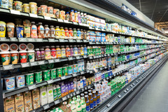 Molkereiprodukte
In unserer Molkereiabteilung findest du ein vielfältiges Sortiment an hochwertigen Milchprodukten – von Käse, Joghurt und Quark bis hin zu Pudding, Desserts und Milch-Drinks. Auch laktosefreie und vegane Alternativen stehen dir in großer 