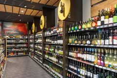 Getränke
Entdecke unser vielseitiges Getränkesortiment: Vom regionalen bis hin zu internationalen Bieren, Weinen und Spirituosen – bei uns findest du die passende Auswahl für jeden Geschmack. Ergänzt wird das Sortiment durch Wasser, Schorlen, Säfte und So