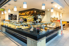 Bäckerei
Gönn dir eine Pause in unserer Bäckerei! Nimm Platz und genieße die täglich frischen Backwaren ganz entspannt vor Ort – oder hol dir deinen Kaffee und ein Stück Kuchen einfach to go. Von Torten und Gebäck bis zu belegten Brötchen und warmen Snack