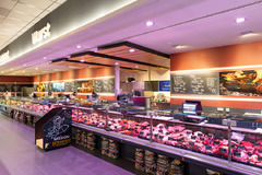 rischetheke
An unserer Frischetheke erwarten dich echte Spezialitäten aus unserer eigenen Fleischerei sowie hausgemachte Kreationen. Hier bekommst du Wurst, Fleisch, Käse und Fisch – unter anderem von regionalen Metzgereien.