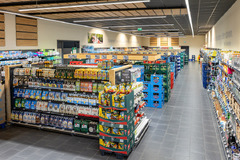 Getränke
Durst? Kein Problem! Von regionalen Spezialitäten an Biere über edle Weine und Spirituosen bis zu erfrischenden Schorlen, Säften und Softdrinks findest du bei uns alles, was den Durst löscht. Ob Einzelflasche oder Getränkekiste – und auf Wunsch k