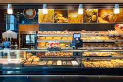 Bäckerei
An unserer Bäckerei findest du gemütliche Sitzplätze, an denen du das täglich frische Angebot in Ruhe genießen kannst. Insgesamt erhalten wir Produkte von 4 regionalen Bäckereien. Zum Kaffee – gern auch zum Mitnehmen – passen unsere Kuchen, Torte